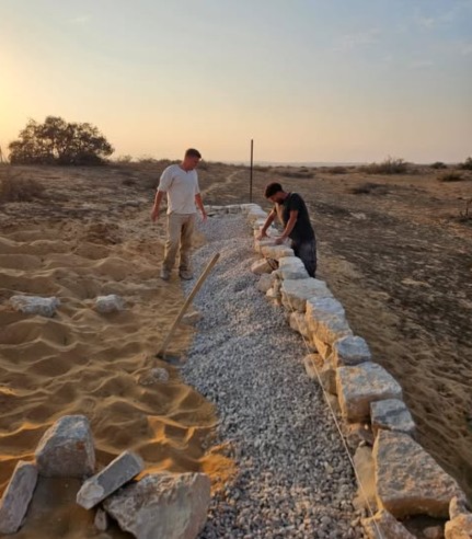 שביל ותיחום באבן — עבודה של קו האבנים